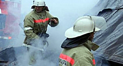 Сотрудники МЧС на тушении пожара. Фото: http://www.34.mchs.gov.ru/operationalpage/operational/item/3010880/