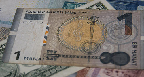 Азербайджанский манат и иностранная валюта. Фото Магомеда Магомедова