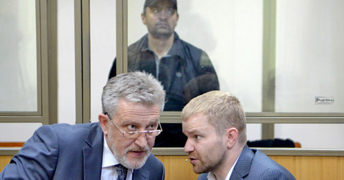 Адвокаты Постанюк (слева) и Хорошилов совещаются в ходе судебного заседания. На заднем плане - подсудимый Мурад Алиев, май 2015. Фото Олега Пчелова для "Кавказского узла"