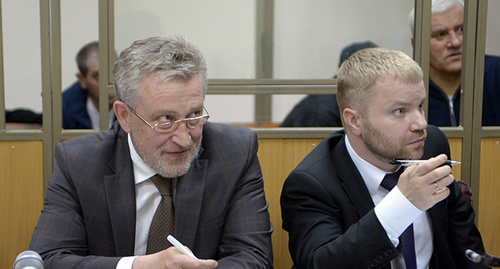 Адвокаты Постанюк (слева) и Хорошилов совещаются в ходе судебного заседания. На заднем плане - подсудимый Мурад Алиев, май 2015. Фото Олега Пчелова для "Кавказского узла"