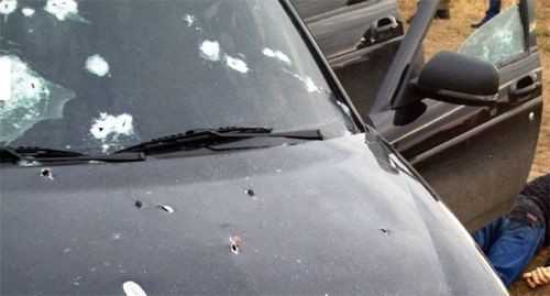Следы выстрелов на лобовом стекле автомобиля. Фото: http://nac.gov.ru/nakmessage/2015/08/26/v-dagestane-neitralizovany-glavar-i-dva-bandita-iz-tn-makhachkalinskoi-bandy.html