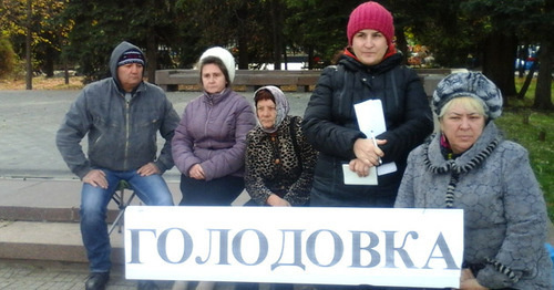 Участники голодовки в Черкесске. 3 ноября 2015 г. Фото Аси Капаевой для "Кавказского узла"