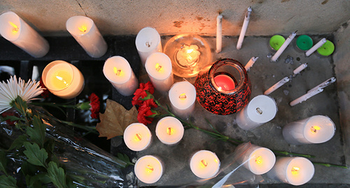Свечи, заженные в память о жертвах парижских терактов. Фото Азиза Каримова для "Кавказского узла"