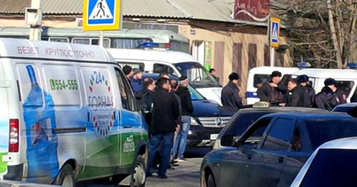 На территории прилегающей к мечети на улице Котрова в Махачкале во время задержания прихожан. 20 ноября 2015 г. Фото: Умар Саид