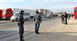 Силовики следят за акцией дальнобойщиков в Дагестане. Фото Руслана Алибекова для "Кавказского узла".