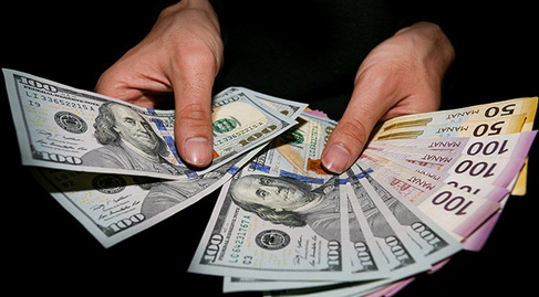 Долларовые банкноты и манаты. Фото Азиза Каримова для "Кавказского узла"
