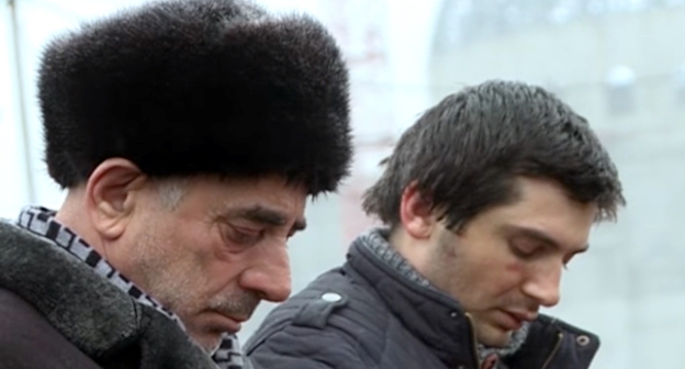 Сулейман Газалиев и его сын Сайд Эмин во время публичного осуждения на площади в Шали. 15 января 2016 года. Фото: кадр из сюжета телеканала "Грозный"
