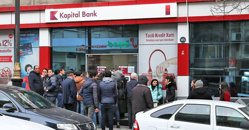 Очередь возле входа в банк. Баку, январь 2016 г. Фото Азиза Каримова для "Кавказского узла"