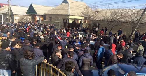 Прихожане мечети "Северная" начали шествие к администрации Хасавюрта. 1 февраля 2016 г. Фото: Магомед М.