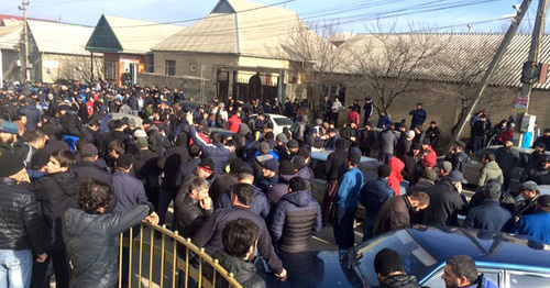 Участники шествия против закрытия салафитских мечетей. Хасавюрт, 1 февраля 2016 г. Фото http://chernovik.net/