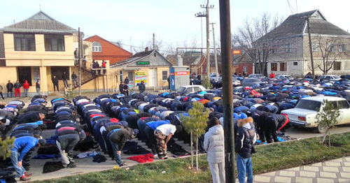 Верующие молятся на улице. Хасавюрт, 1 февраля 2016 г. Кадр из видео пользователя Усма Тура https://www.youtube.com/watch?v=PYRN-CUHpAs
