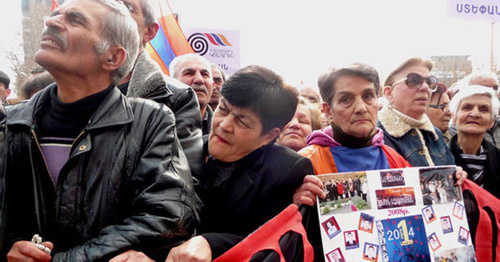 Участники митинга с фотографиями погибших 1 марта 2008 года. Ереван, 1 марта 2014 г. Фото Армине Мартиросян для "Кавказского узла"