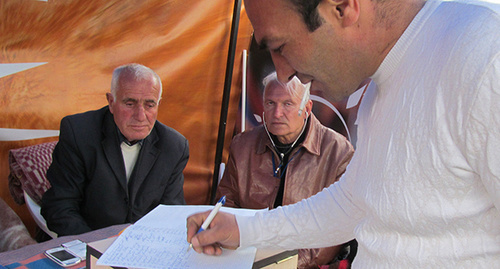Сбор подписей на ереванской площади Свободы против насилия со стороны полиции и в поддержку Рузанны Егнукян. Фото Армине Мартиросян для "Кавказского узла"