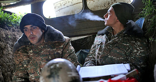 Солдаты армии Нагорного Карабаха в окопе возле арцахского города Мардакерт. Фото
 © PAN Photo / Vahan Stepanyan