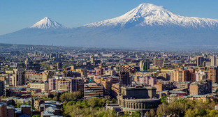Вид на Ереван и гору Арарат. Фото: Serouj Ourishian https://ru.wikipedia.org 
