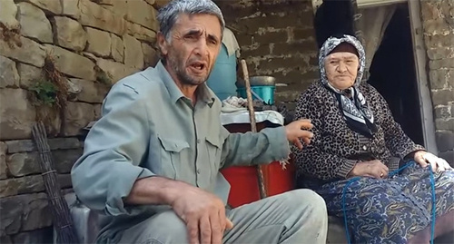 Рамазан Джалалдинов рядом с пожилой жительницей села Кенхи. Скриншот из видеообращения https://www.youtube.com/watch?v=T_oDJXutJJc