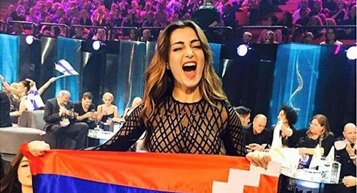 Флаг НКР  руках в руках у Иветы Мукучян на "Евровидении-2016" Фото: blog.mediamall, http://sputnikarmenia.ru/karabah/20160511/3409133.html