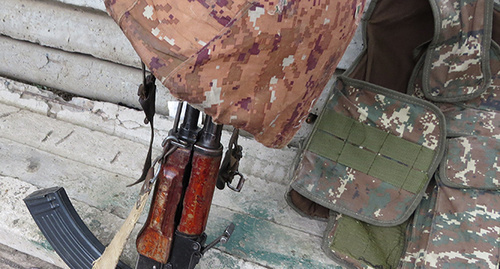 Оружие и личные вещи бойца армии НКР. Фото Алвард Григорян для "Кавказского узла"