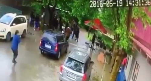 Скриншот записи убийства Гиги Отхозории с камеры наблюдения, Youtube.com