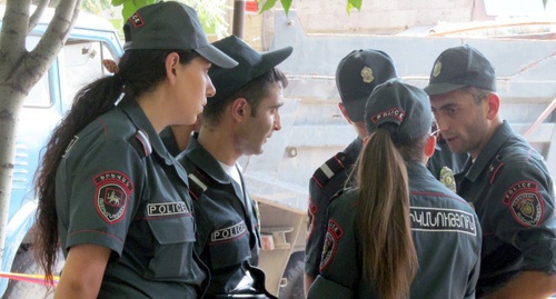 Сотрудники полиции в Армении возле захваченного оппозицией здания. Фото Тиграна Петросяна для "Кавказского узла"