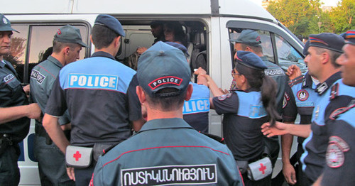 Сотрудники полиции во время задержания. Ереван, 17 июля 2016 г. Фото Тиграна Петросяна для "Кавказского узла"
