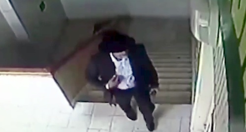 Человек, совершивший ограбление банка в Сунже, по подозрению в котором был задержан 50-летний Магомед Далиев. Скриншот записи с камеры наблюдения, Youtube.com/watch?v=IZNk3VlU9-w