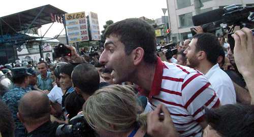 Манифестанты пытаются прорвать оцепление. Ереван, 19 июля 2016 г. Фото Тиграна Петросяна для "Кавказского узла"
