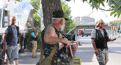 Члены отряда «Сасна Црер» охраняют въезд на территорию полка. Фото Тиграна петросяна для "Кавказского узла"