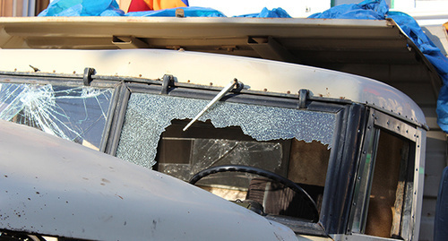 Сломанное лобовое стекло грузовика, протаранившего полк полиции. Ереван, 23 июля 2016 г. Фото Тиграна Петросяна для "Кавказского узла"