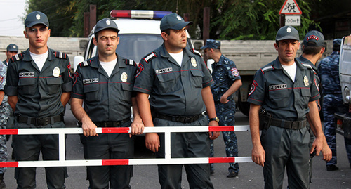 Полицейские в оцеплении. Ереван, 26 июля 2016 г. Фото Тиграна Петросяна для "Кавказского узла"
