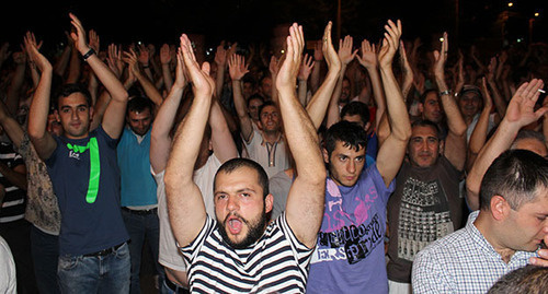 Участники митинга приветствуют членов отряда «Сасна Црер», захватившего здание полка полиции. Ереван, 22 июля 2016 г. Фото Тиграна Петросяна для "Кавказского узла"