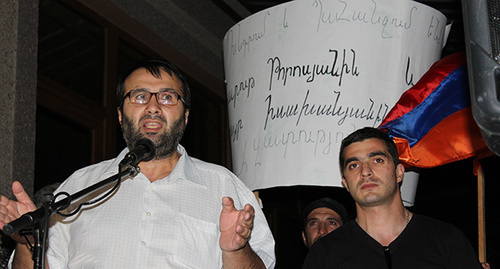 На плакате надпись о требовании освободить задержанных. Ереван, 24 июля 2016 г. Фото Тиграна Петросяна для "Кавказского узла"