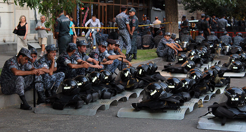 Полицейские силы на улице Хоренаци. Ереван, 25 июля 2016 г. Фото Тиграна Петросяна для "Кавказского узла"