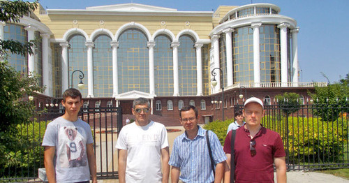 Игорь Стенин (второй слева) с группой поддержки возле Астраханского областного суда. Астрахань, июль 2016 г. Фото Елены Гребенюк для "Кавказского узла"
