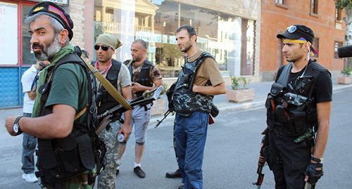 Участники отряда, захватившего здание полка полиции в Ереване. 23 июля 2016 года. Фото Тиграна Петросяна для "Кавказского узла"