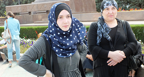 Слева жена пропавшего Шамиля Джамалудинова Мадина Исламова. Фото Патимат Махмудовой для Кавказского узла