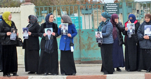 В митинге приняли участие родные похищенных в разные годы дагестанцев. Хасавюрт, 14 октября 2016 г. Фото Патимат Махмудовой для "Кавказского Узла"