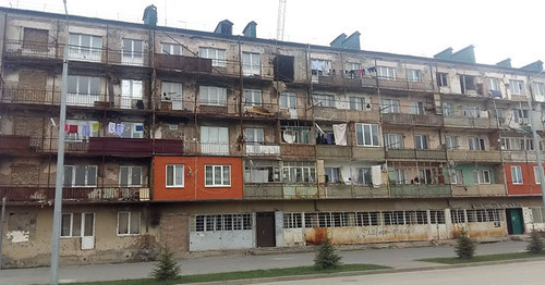 Многоквартирный дом по улице Героев, 118. Цхинвал, 24 октября 2016 г. Фото Арсена Козаева для "Кавказского узла"