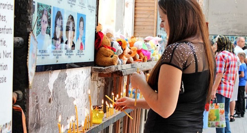 Жительница Северной Осетии ставит свечи в память о погибших в теракте в бесланской школе, Беслан, 3 сентября 2016 г. Фото: Эммы Марзоевой для "Кавказского узла"