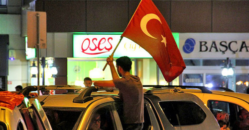 Акция в поддержку Эрдогана в Стамбуле. 17 июля 2016 г. Фото Магомеда Туаева для "Кавказского узла"