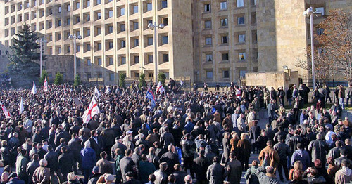 Революция роз. Тбилиси, 2003 г. Фото: Zaraza - Zaraza https://ru.wikipedia.org/