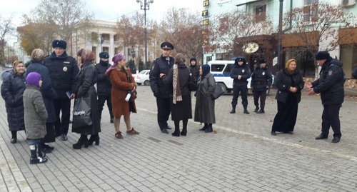 Полицейские вытесняют участниц акции с площади. Махачкала, 20 ноября 2016 года. Фото газета "Черновик", http://chernovik.net/content/lenta-novostey/v-mahachkale-prohodit-ocherednaya-akciya-protesta