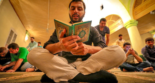 Верющий читает Коран. Фото Азиза Каримова для "Кавказского узла"