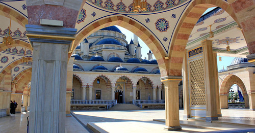 Двор мечети "Сердце Чечни". Грозный. Фото: Салман https://ru.wikipedia.org