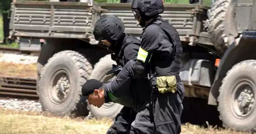 Сотрудники силовых структур во время задержания. Фото http://nac.gov.ru/