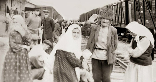 На вокзале. 1957 год Фрунзе. Жители с. Юрт-Аух. Фото https://ru.wikipedia.org