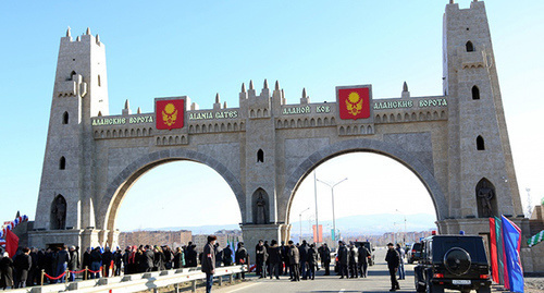 церемония открытия въездной арки "Аланские ворота". Фото http://www.ingushetia.ru/news/geroi_sovetskogo_soyuza_i_rossiyskoy_federatsii_otkryli_alanskie_vorota_v_magase/