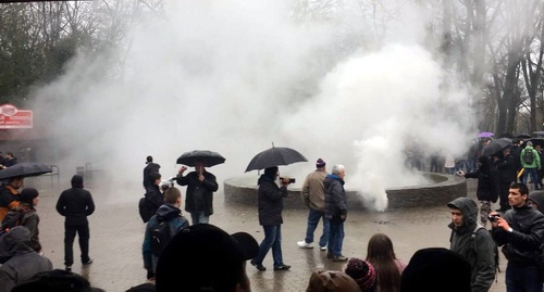 В центре Краснодара, где массово задерживают сторонников Навального, применены дымовые шашки. 26 марта 2017 года. Фото очевидца, предоставленное "Кавказскому узлу" краснодарским штабом Навального. 
