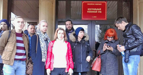 Перед зданием суда группа поддержки Михаила Пчелина. Сочи, 27 марта 2017 г. Фото Светланы Кравченко для "Кавказского узла"
