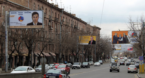 Улицы Еревана богаты баннерами с политической рекламой. Фото Тиграна Петросяна для "Кавказского узла"